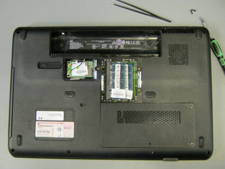 ноутбук HP Compaq CQ60 со снятым аккумулятором