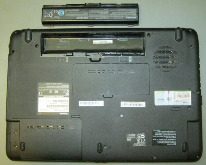 Toshiba Satellite L455 со снятым аккумулятором