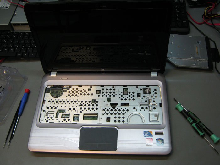 HP Pavilion dm4 со снятой клавиатурой