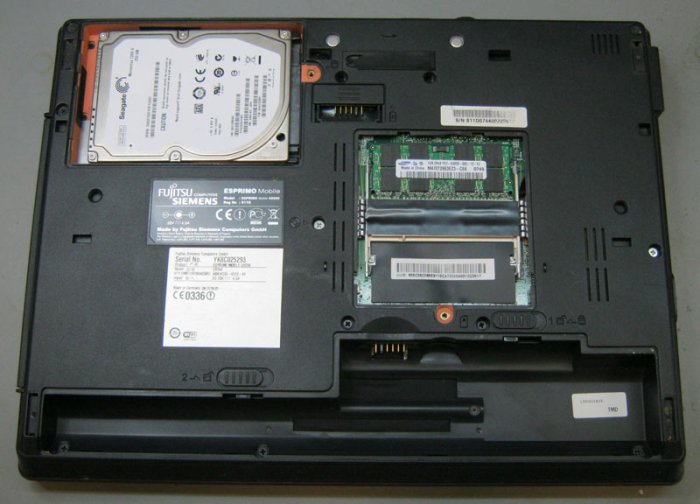 ноутбук со снятым аккумулятором, приводом и винчестером