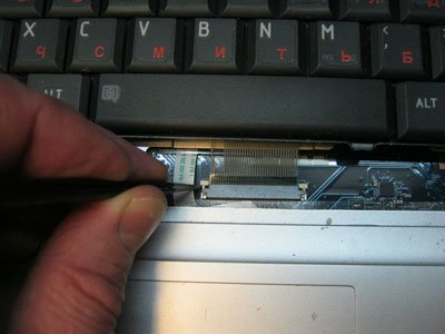 отсоединение шлейфа клавиатуры